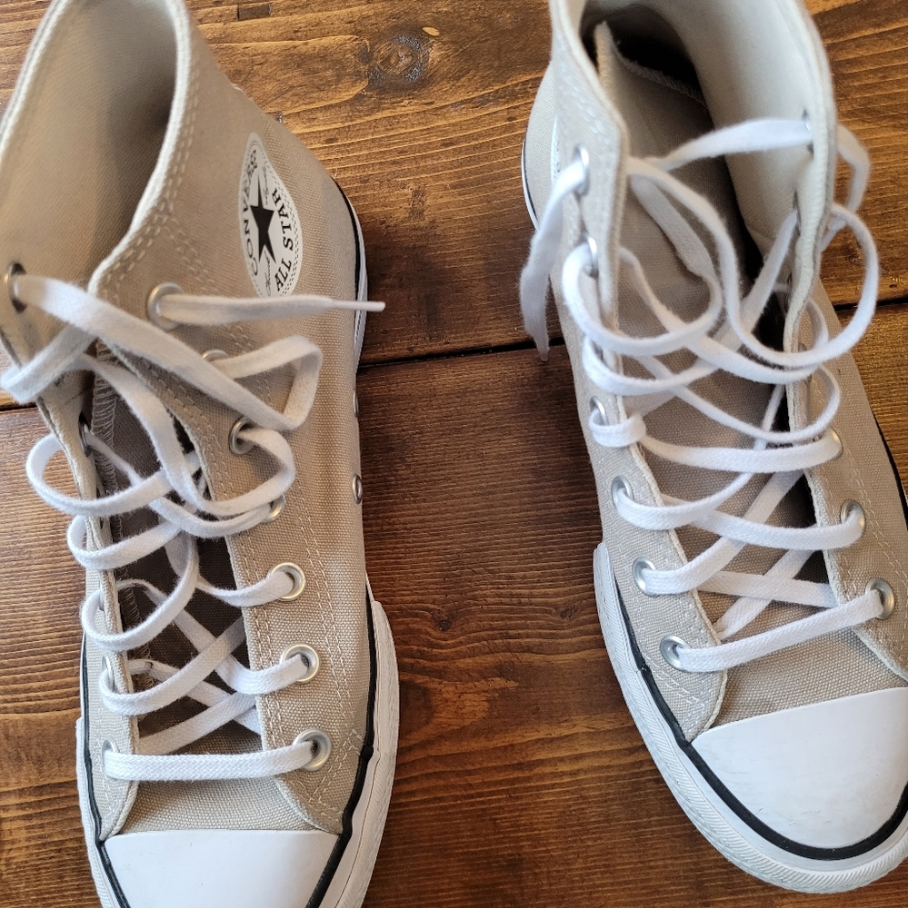 Size 7 Women Converse Beige